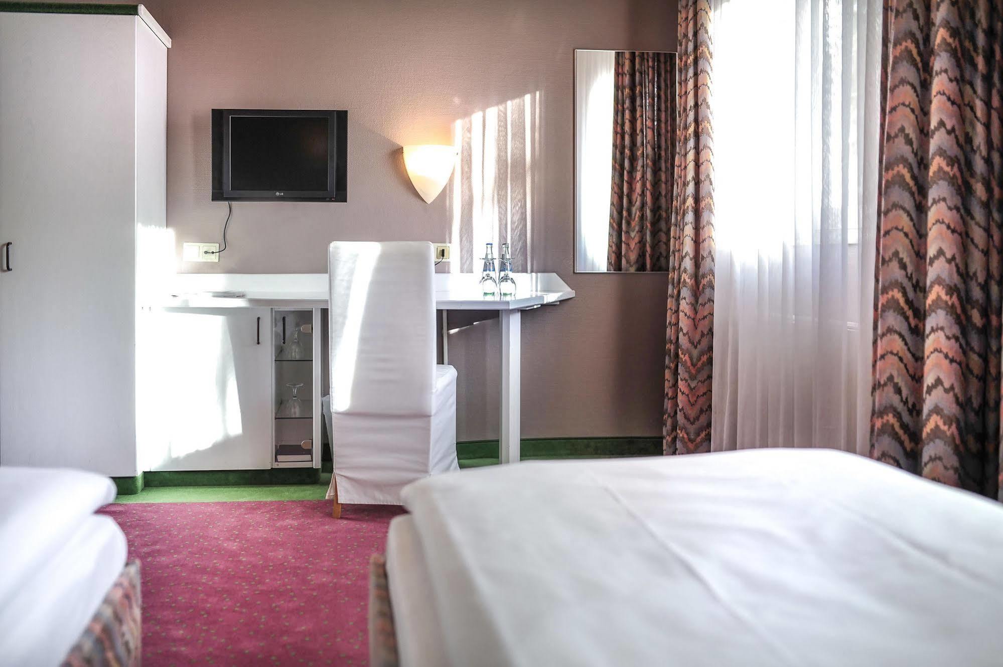 Airport Hotel By The New Yorker Cologne Exterior photo
