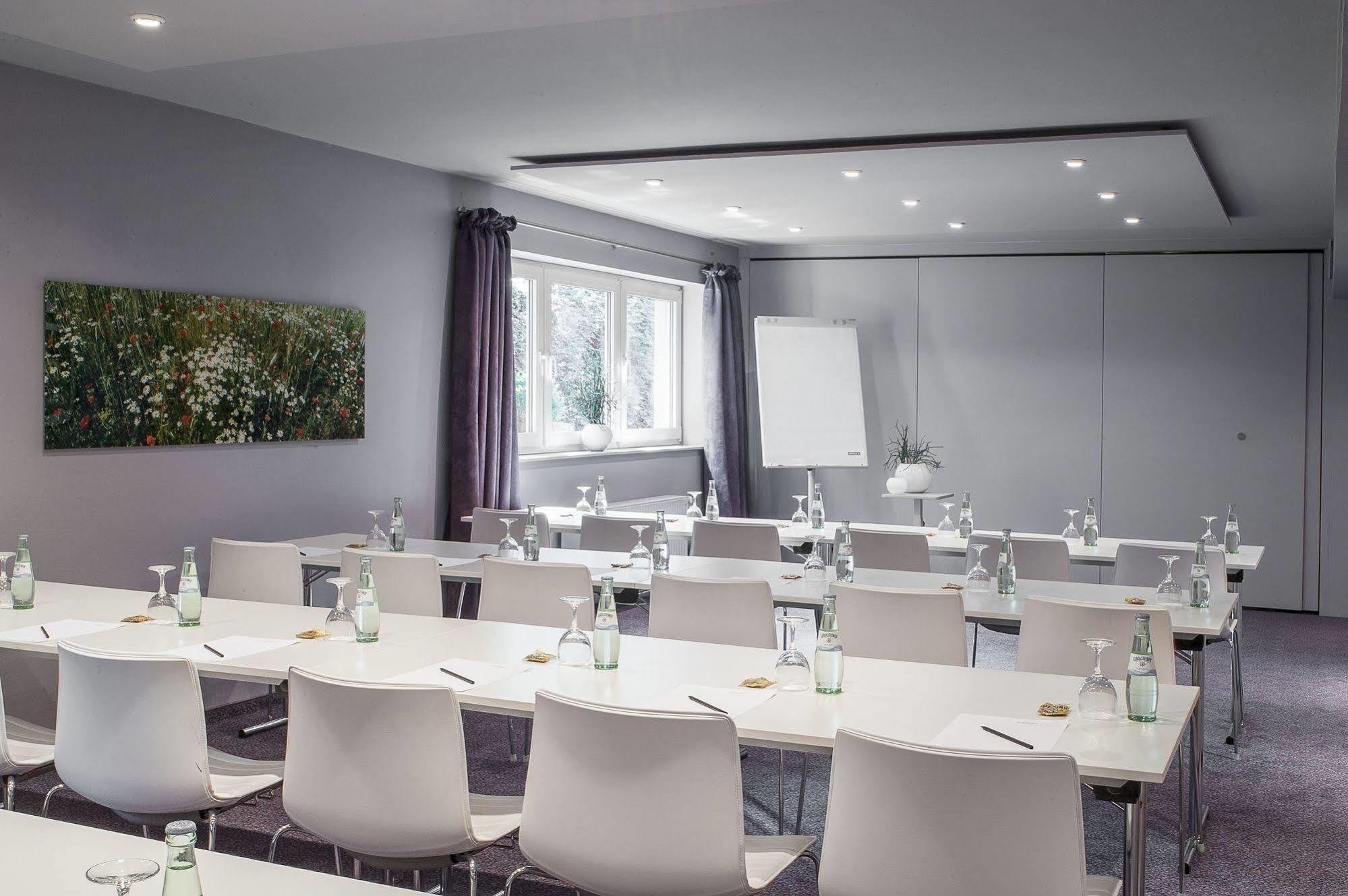 Airport Hotel By The New Yorker Cologne Exterior photo